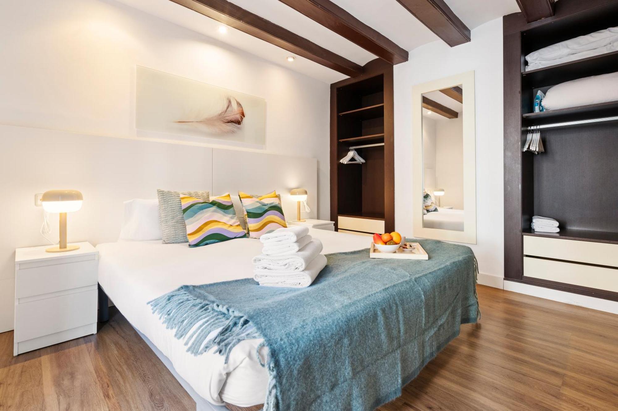 Lodging Apartments Liceu 11 Barcelona Kültér fotó